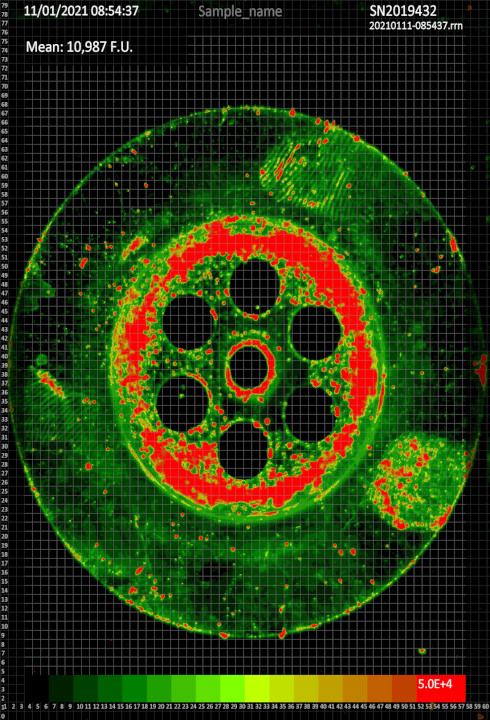 Obrazový výstup měření fluorescenčního analyzátoru Recognoil QB, rozložení kontaminantů na povrchu je zobrazeno formou obrazového výstupu a je patrné, kde je povrch čistý a kde zamaštěný